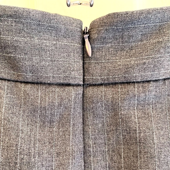 Calvin Klein Size 6 Pencil Skirt, Grey Pin Stripe Perfect Condition - Picture 2 of 5